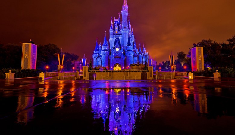 cinderella-castle-blue-sparkles-kiss-goodnight-L