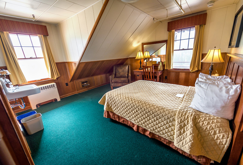 many-glacier-hotel-master-bedroom
