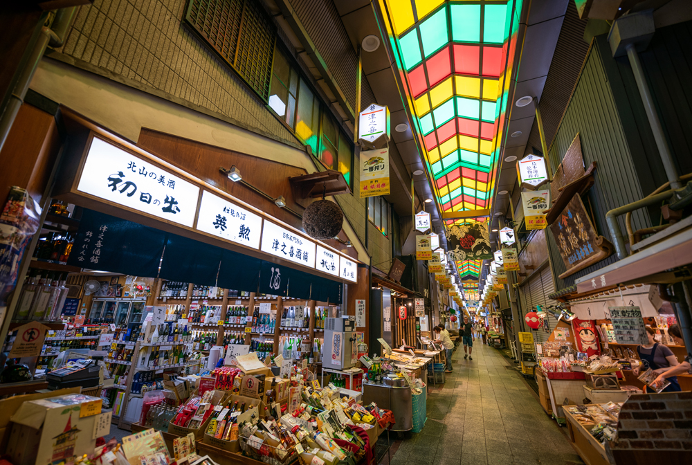 tourist shopping kyoto